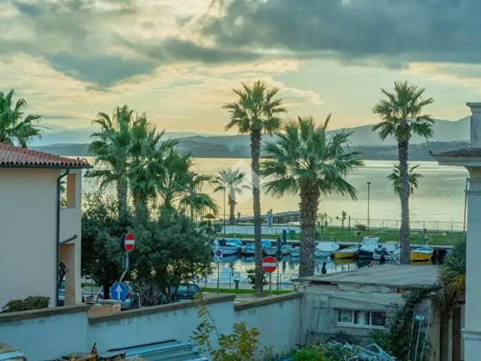 Appartamento trilocale in vendita in Via Libertà, Golfo Aranci