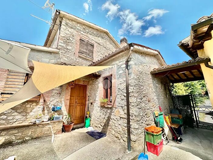 Casa quadrilocale in vendita in Località Santa Maria, Spoleto