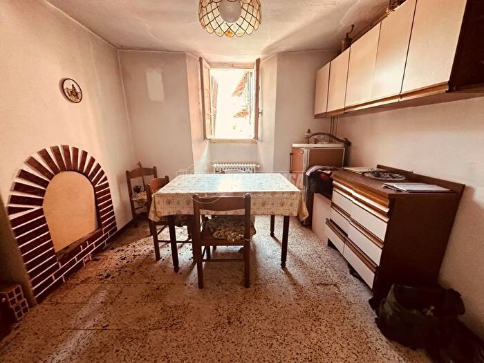 Appartamento con 6 locali in vendita in Frazione Perla, Schignano