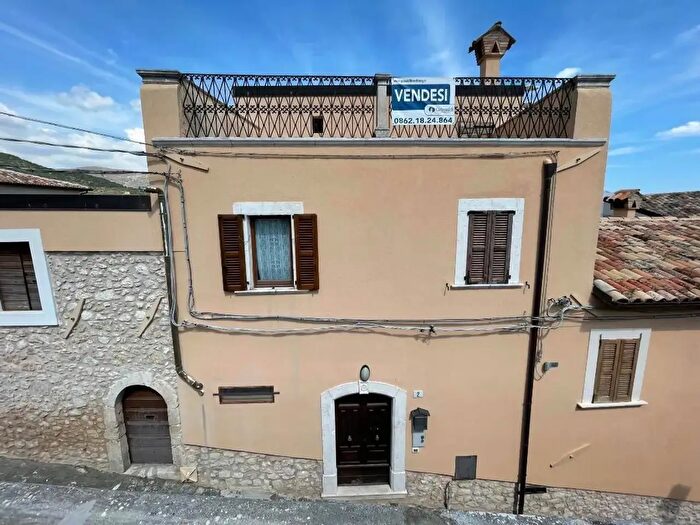 Casa trilocale in vendita in Via Benedetto De Bartholomeis Snc, Carapelle Calvisio