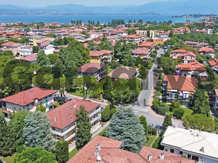 Appartamento trilocale in vendita in Via Garibaldi, Sirmione