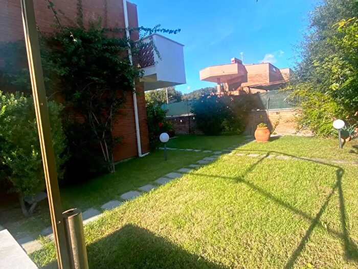 Casa con 8 locali in vendita in Via dei Lillà, Anzio