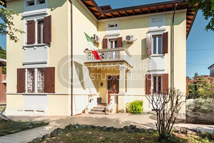 Casa con 8 locali in vendita in Strada Dosso del Corso, Mantova