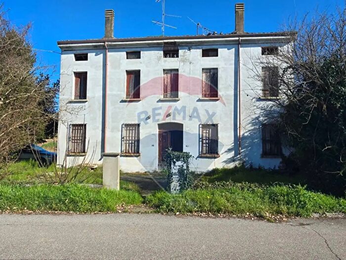 Casa con 6 locali in vendita in Via Vecchia, Quingentole