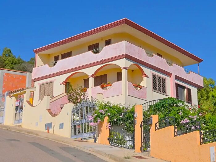 Casa con 8 locali in vendita in Via delle Peonie, Villaputzu
