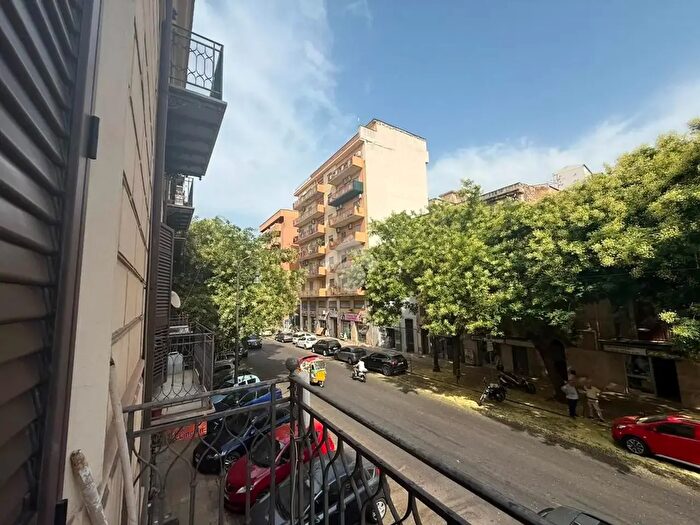 Appartamento trilocale in affitto in Via Lincoln, Palermo