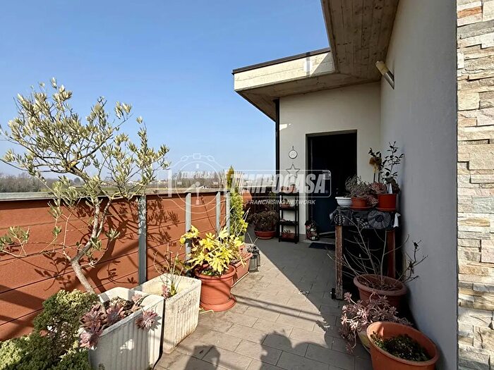 Appartamento trilocale in vendita in Via Toti, Lesmo