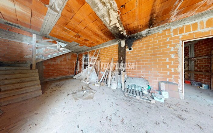 Casa con 6 locali in vendita in La Morra