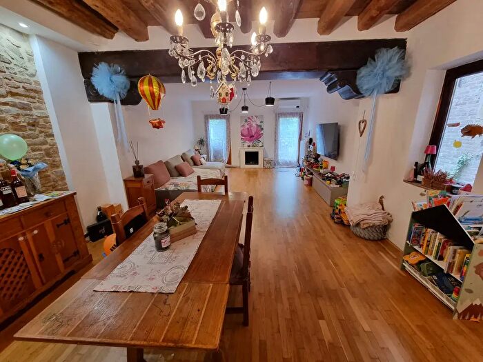 Appartamento trilocale in vendita in Via dei Savonarola, Padova