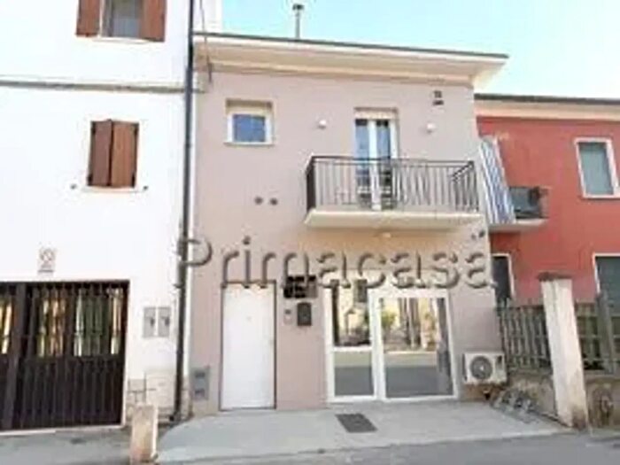 Casa trilocale in vendita in Via Dora Baltea, Verona