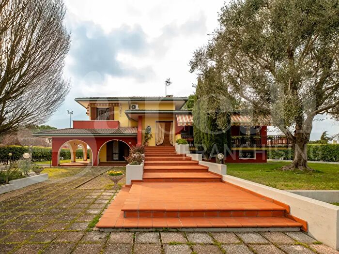 Casa con 8 locali in vendita in Via Barbarigo, Tribano