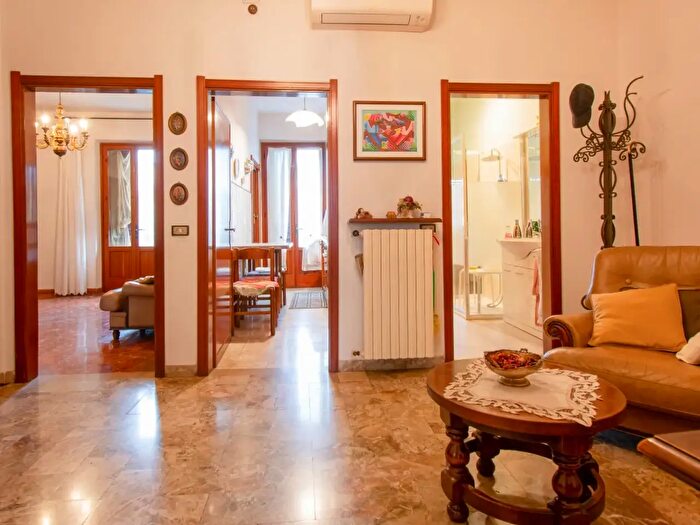 Casa con 7 locali in vendita in Via Argonne, Prato