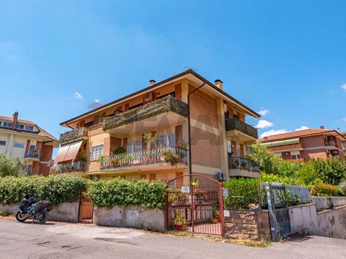 Appartamento trilocale in vendita in Via Menofilo, Roma