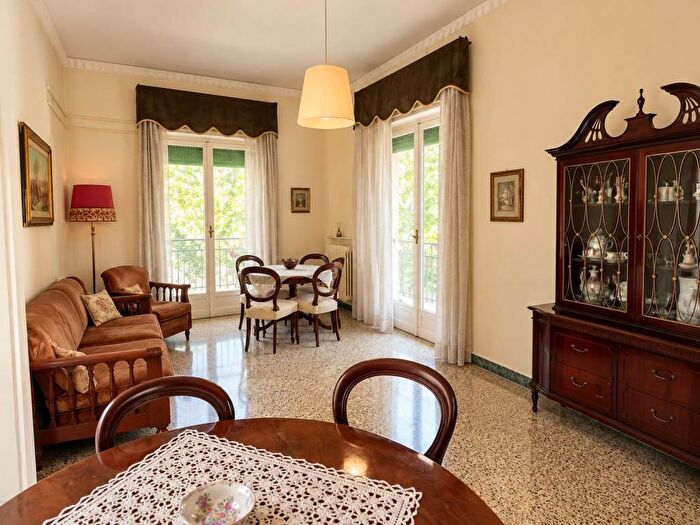 Appartamento con 5 locali in vendita in Via Domenico Fontana, Arenella, Napoli
