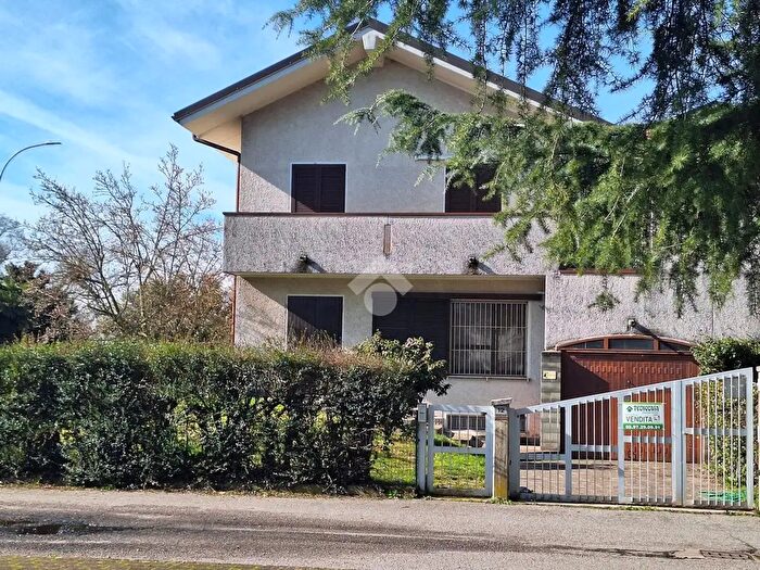 Casa con 5 locali in vendita in Via Dominioni, Magenta