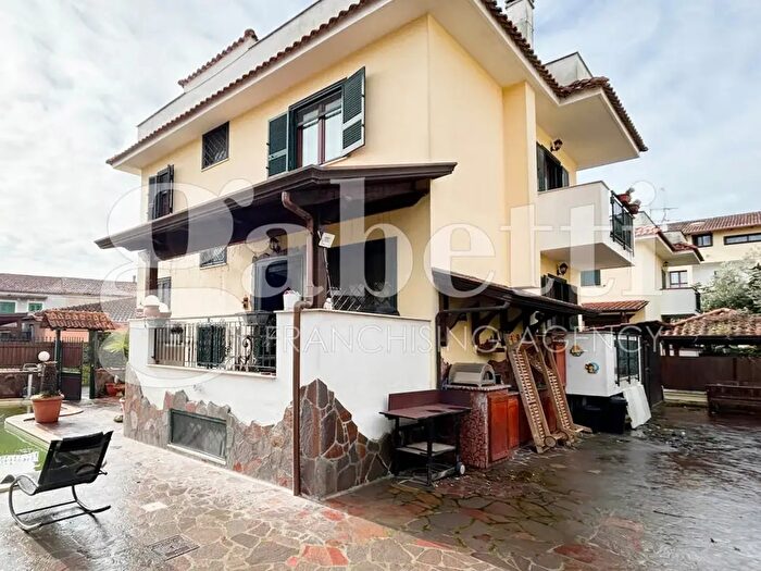 Casa con 6 locali in vendita in Via Staffetta, Giugliano In Campania