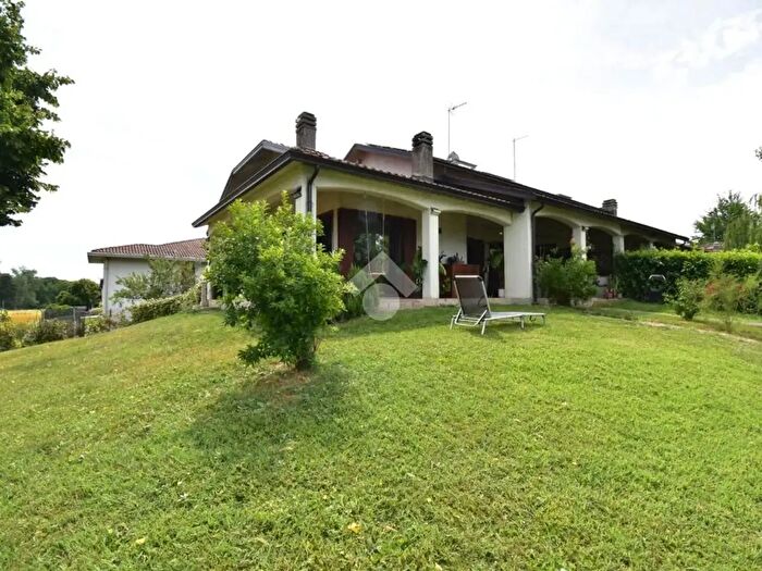 Casa con 5 locali in vendita in Str Montanara, Parma