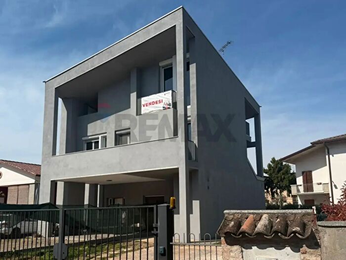 Appartamento con 6 locali in vendita in Via Carlo Goldoni, Castiglione Delle Stiviere