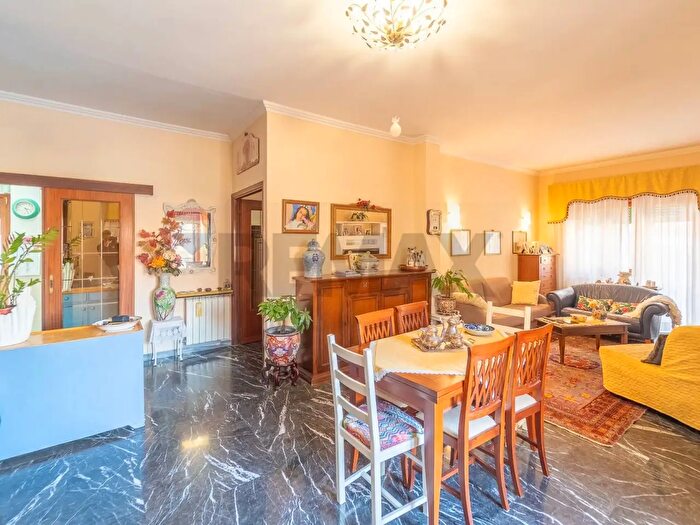 Appartamento con 5 locali in vendita in Via Casalpusterlengo, Roma