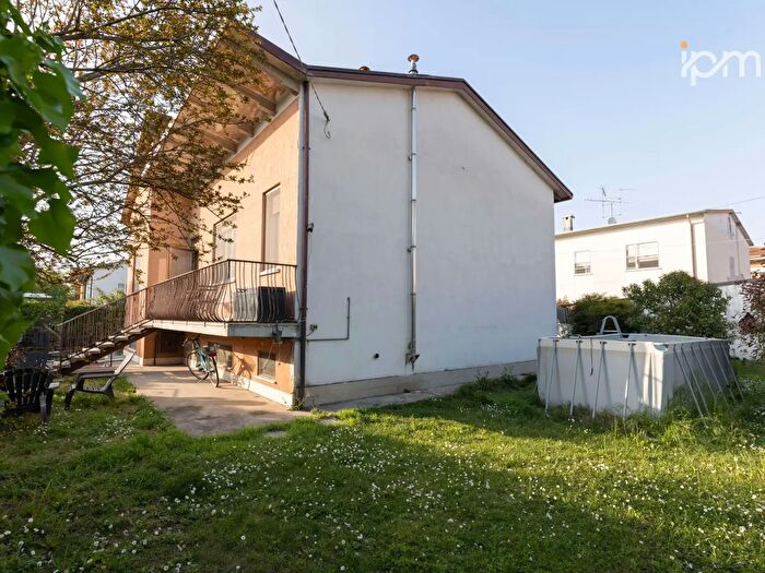 Casa con 6 locali in vendita in San Giorgio Bigarello