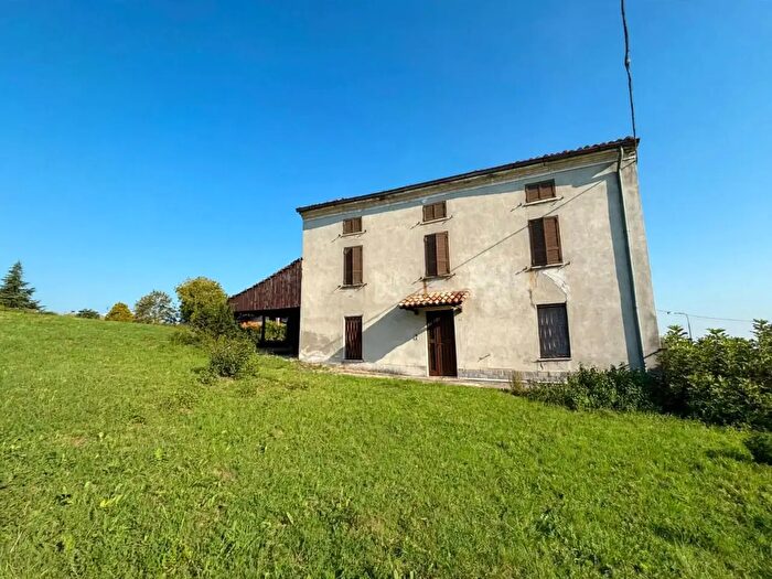 Casa con 6 locali in vendita in Ziano Piacentino