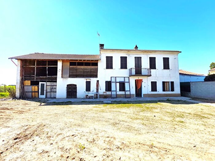 Casa con 8 locali in vendita in Via Giuseppe Guazzone, Alessandria