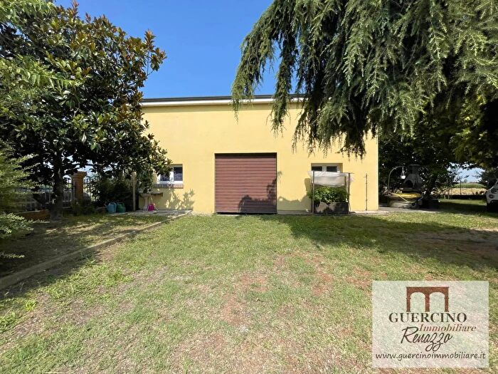 Casa con 8 locali in vendita in Via del Bello Cento, Cento