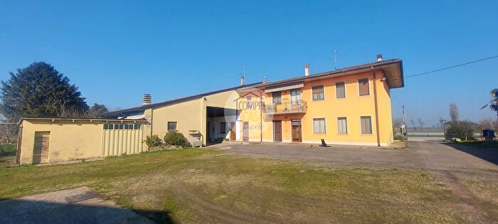 Casa con 9 locali in vendita in Via Deiolo, Zevio