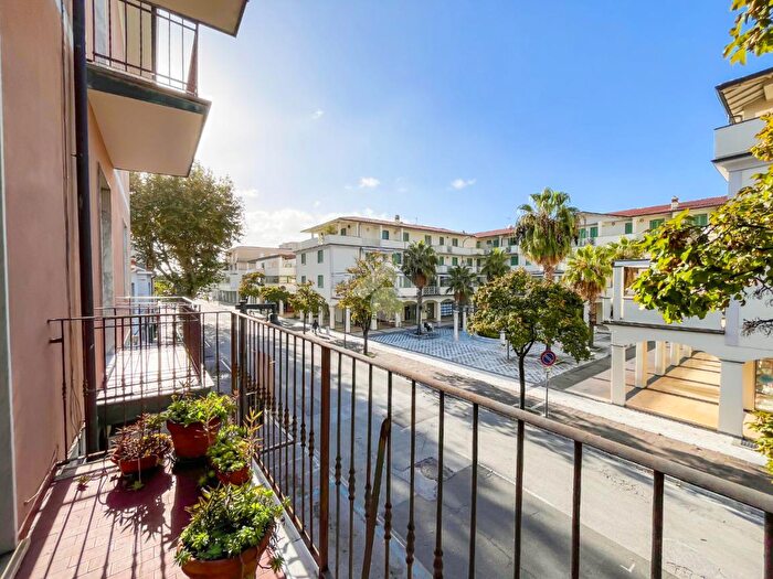 Appartamento quadrilocale in vendita in Via S Leonardo, Massa