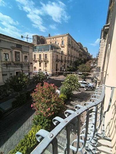 Appartamento con 6 locali in affitto in Via Antonino di Sangiuliano, Centro Storico, Catania
