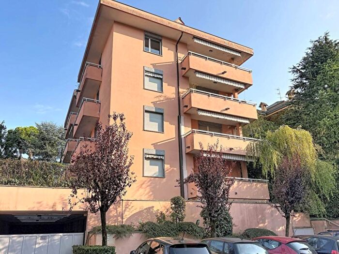 Appartamento trilocale in affitto in Via Francesco Petrarca, Centro, Merate