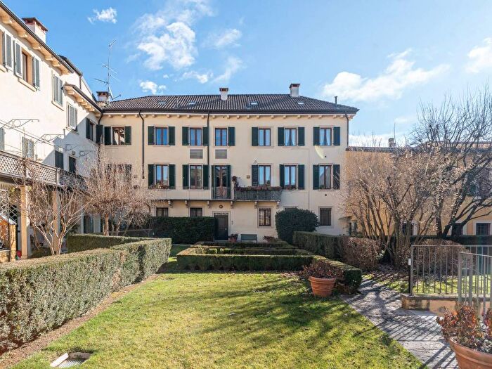 Appartamento trilocale in affitto in Vicolo Vetri, Veronetta, Verona