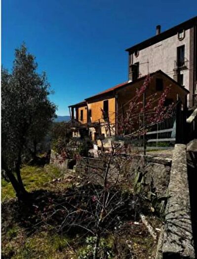 Casa con 6 locali in vendita in Discesa Clausi, Rogliano