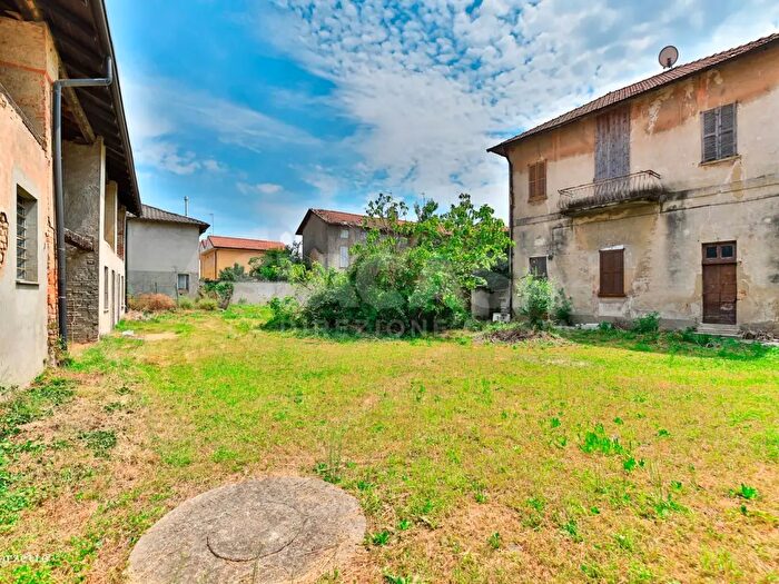 Appartamento con 12 locali in vendita in Via Ponti, Bernareggio