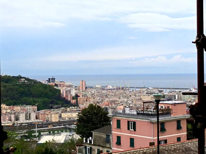 Appartamento con 6 locali in vendita in Via Paradiso, Genova