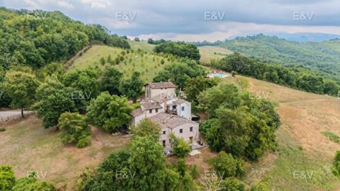 Casa con 6 locali in vendita in Via Giovanni Santi, Cagli