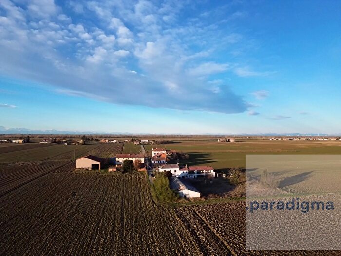 Casa con 8 locali in vendita in Alluvioni Piovera