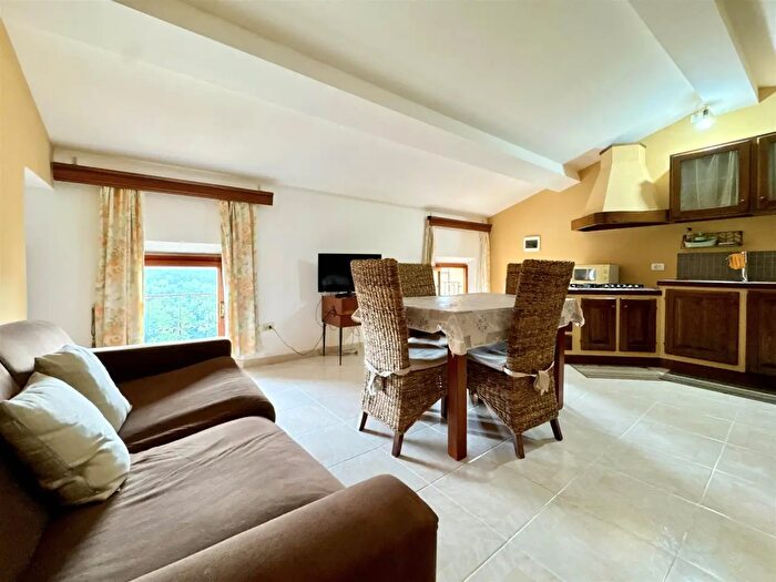 Casa con 9 locali in vendita in Vinci