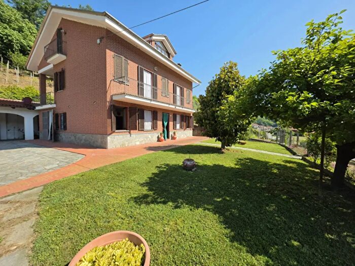 Casa con 9 locali in vendita in Frazione San Pietro, San Damiano DAsti