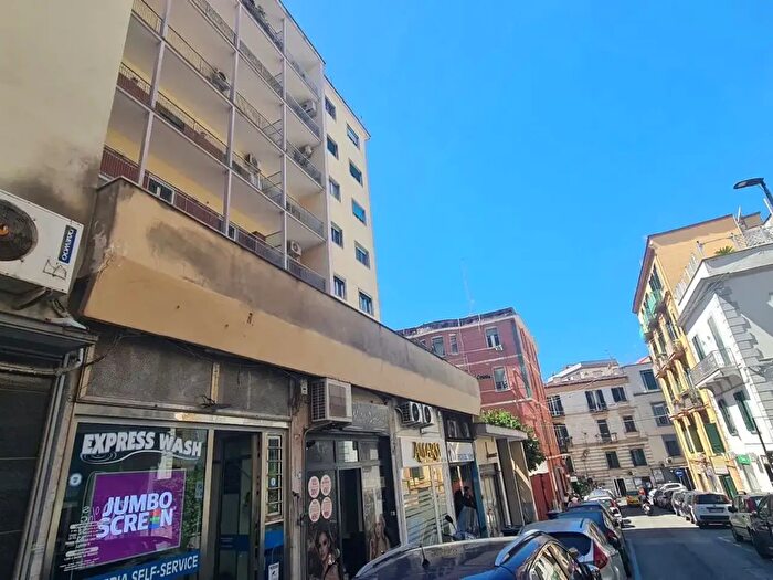Appartamento trilocale in vendita in Via Pitloo, Napoli
