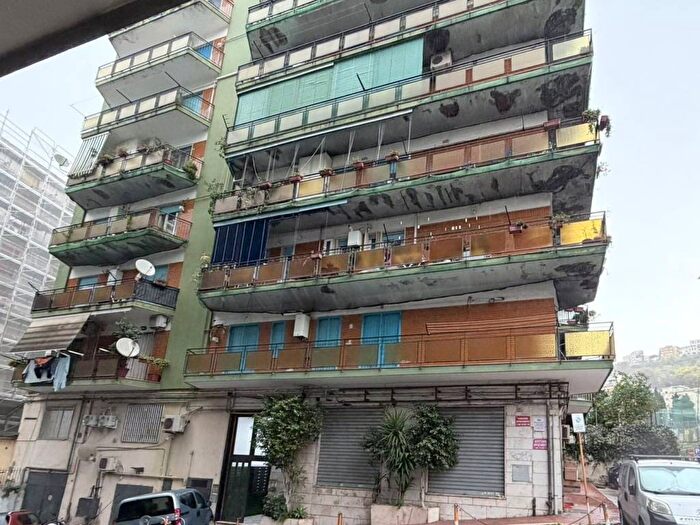Appartamento con 5 locali in affitto in Via Raffaele Caravaglios, Fuorigrotta, Napoli