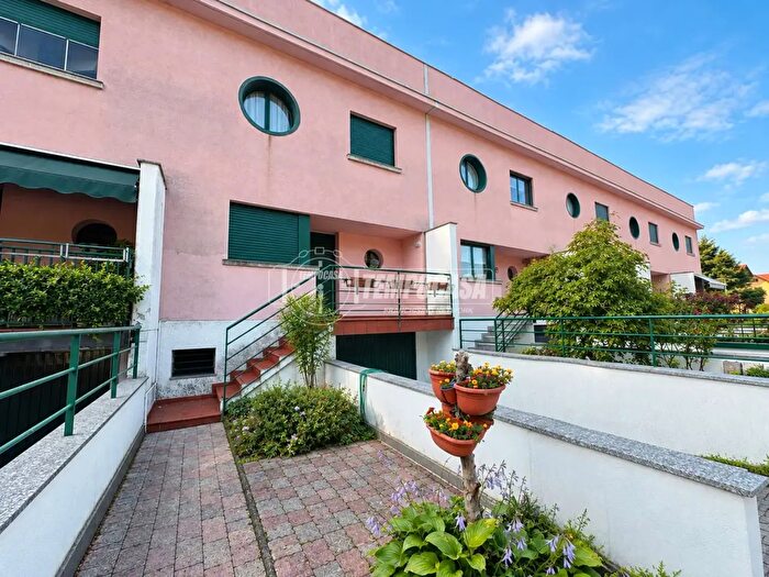 Casa quadrilocale in vendita in Via dei Tigli, Rovellasca
