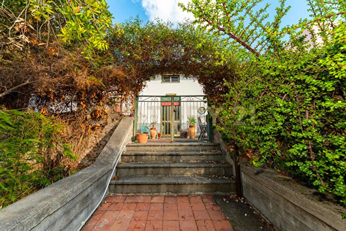 Casa con 6 locali in vendita in Via Re Martino, Catania