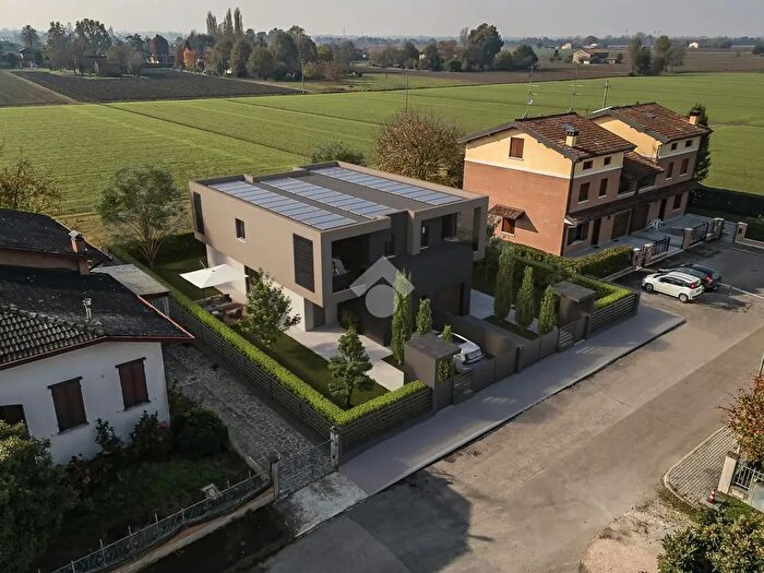 Casa quadrilocale in vendita in Via Filzi, Novi Di Modena