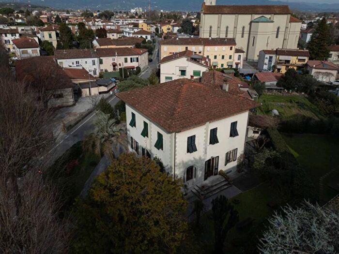 Appartamento con 6 locali in affitto in Via Jacopo della Quercia, San Marco Acquacalda, Lucca