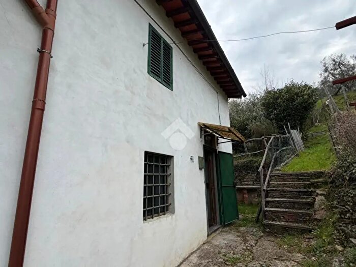 Casa con 6 locali in vendita in Via del Pian Martelli, Pistoia