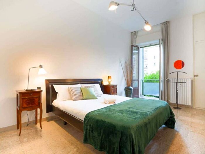 Appartamento trilocale in affitto in Via dei Pellegrini, Quadronno Crocetta, Milano