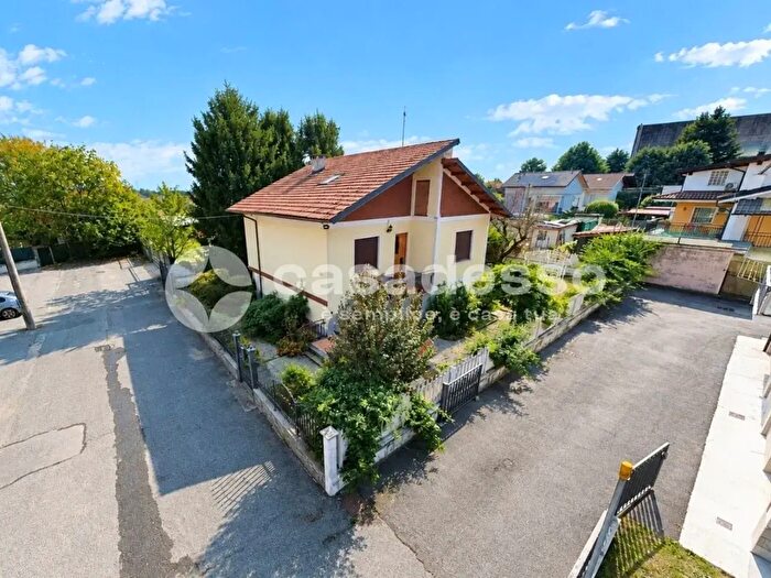 Casa con 6 locali in vendita in Via Bertolotti, Leini'