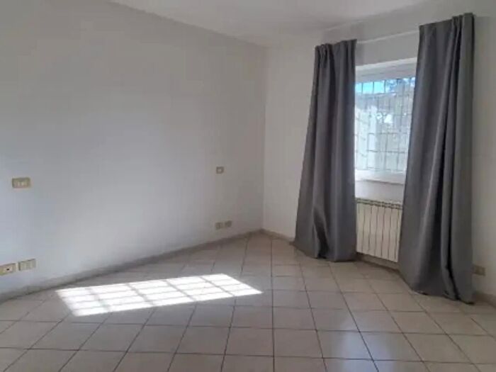 Appartamento trilocale in affitto in Via Appia Nuova, Roma