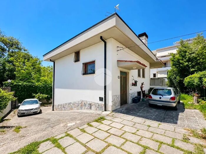 Casa con 11 locali in vendita in Via Antonio De Benedictis, Teramo